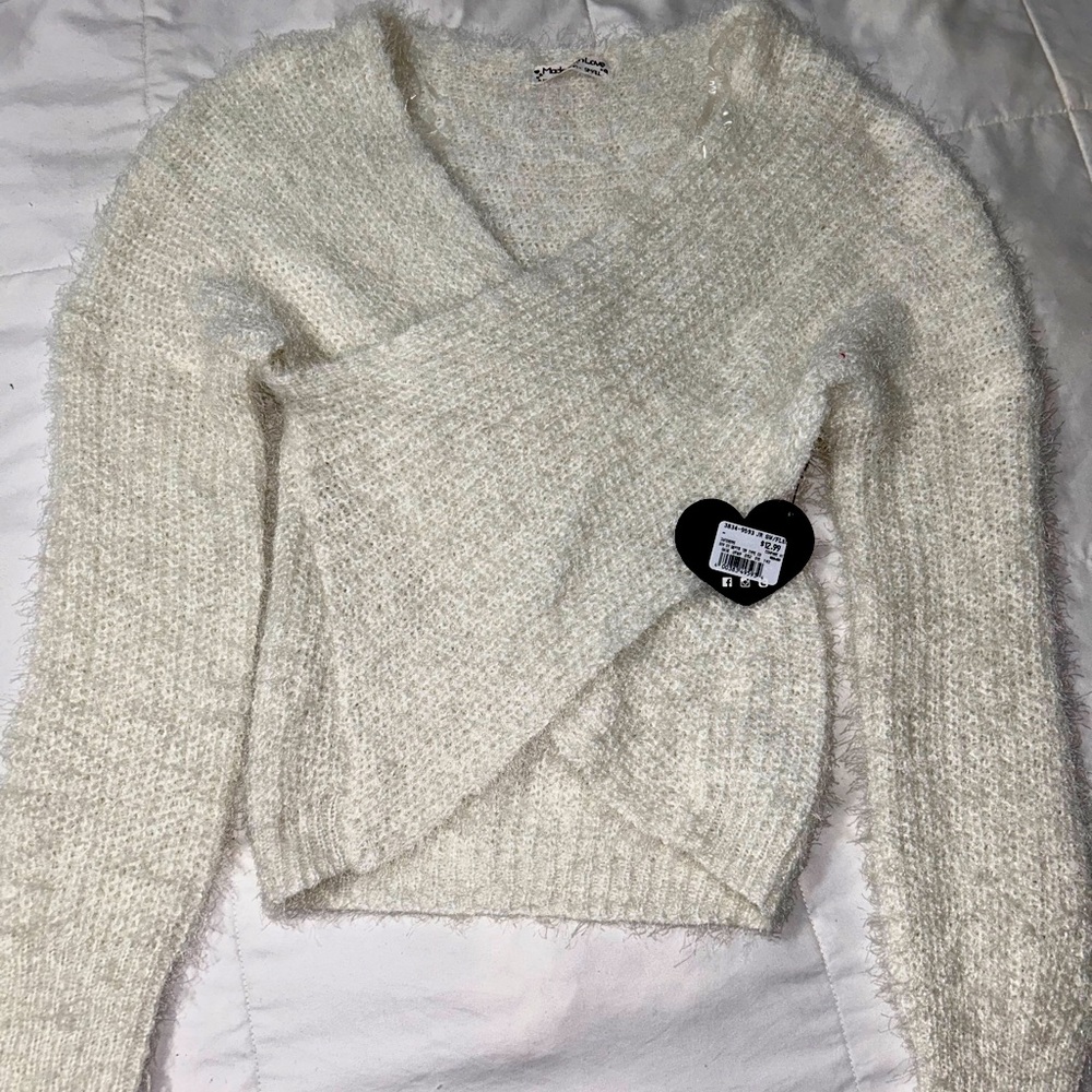 Women’s sweater new with tags. size small.